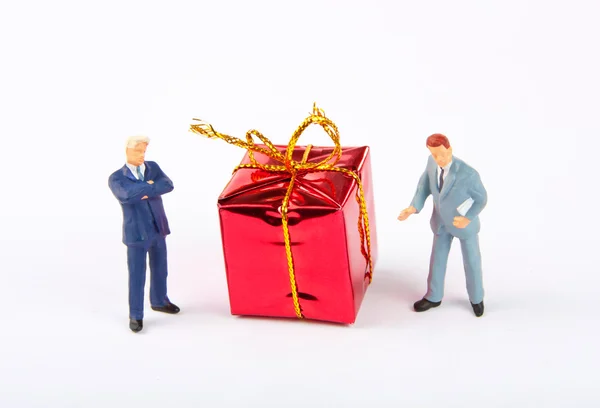 Figurines of two businessmans with Christmas gift — Stock Photo, Image