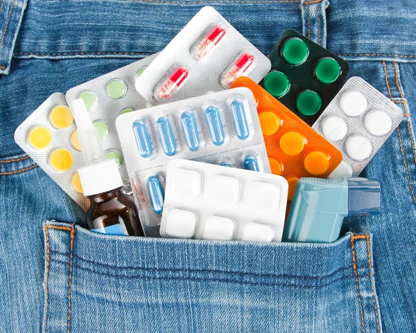Kot pantolon cebinde ilaçlar — Stok fotoğraf