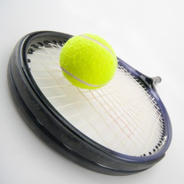 Tenis raketi ve sarı top yakın çekim