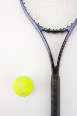 Tenis raketi ve sarı top yakın çekim