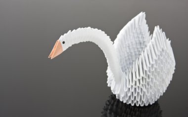 gri yüzeyi beyaz origami swan. yakından görmek