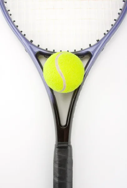 Tennisschläger und Ball — Stockfoto