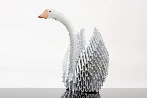 Witte Origami Swan Grijze Oppervlak Close Weergave — Stockfoto