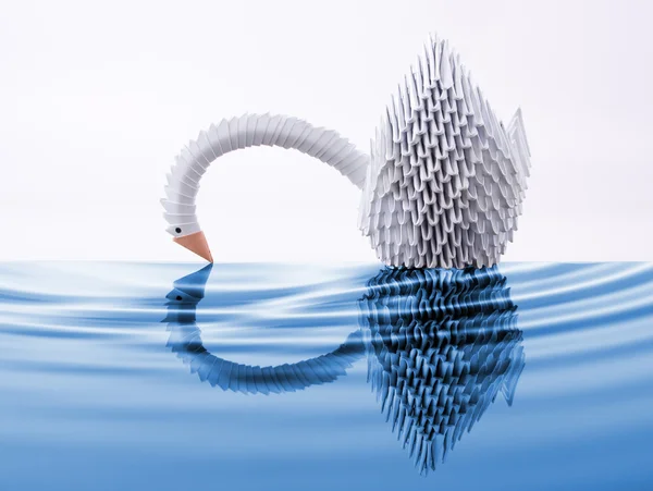 Cisne Origami Blanco Con Reflejo Flotando Superficie — Foto de Stock