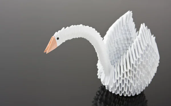 Cisne Origami Branco Superfície Cinza Vista Perto — Fotografia de Stock