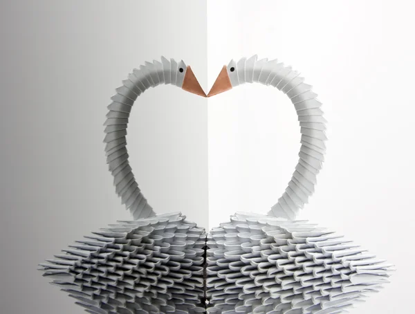 Beyaz Origami Swan Gri Yüzeye Yansıması Ile — Stok fotoğraf