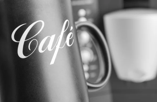 杯子与咖啡机背景上的特写 — 图库照片