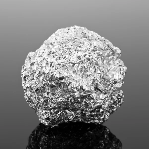Verfrommeld Zilver Folie Bal Grijze Oppervlak — Stockfoto