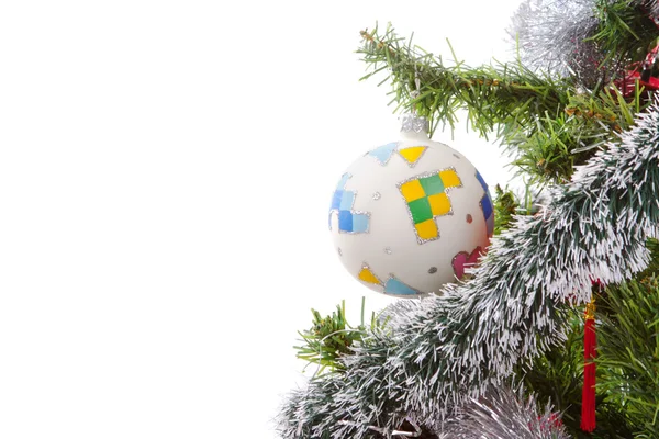 白で隔離されるツリーのクリスマス飾り — ストック写真