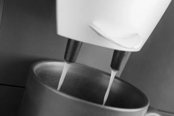 Espresso in Tasse gießen — Stockfoto