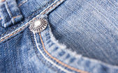 detail tlačítka na modré džíny