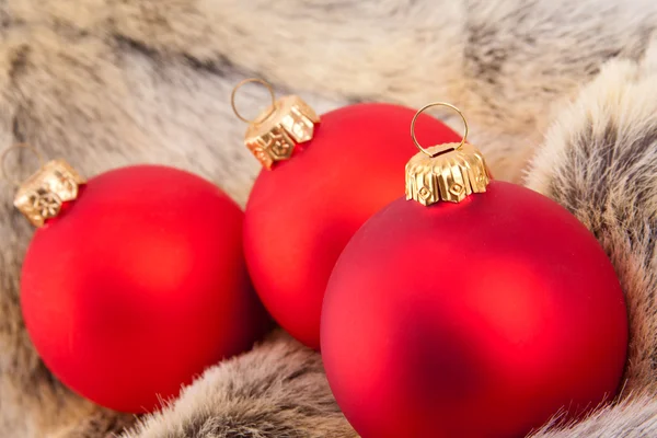 Три Рождественских Красных Безделушки Мехе Животного — стоковое фото