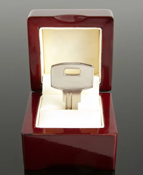 En nyckel i smyckeskrin — Stockfoto