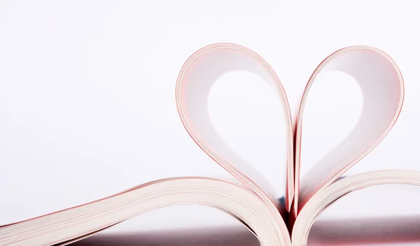 Primer Plano Las Páginas Del Libro Dobladas Forma Corazón — Foto de Stock
