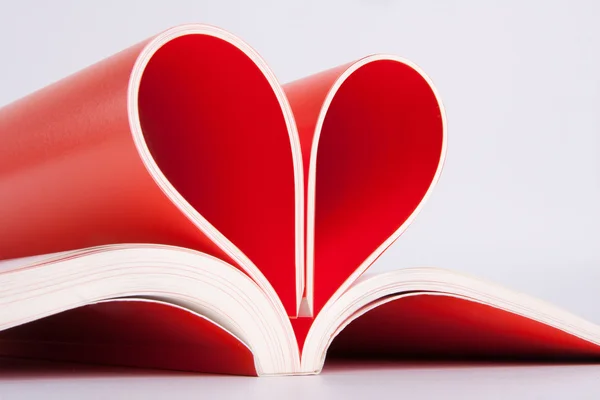 心臓の形に折り畳まれている書籍のページのクローズ アップ — ストック写真