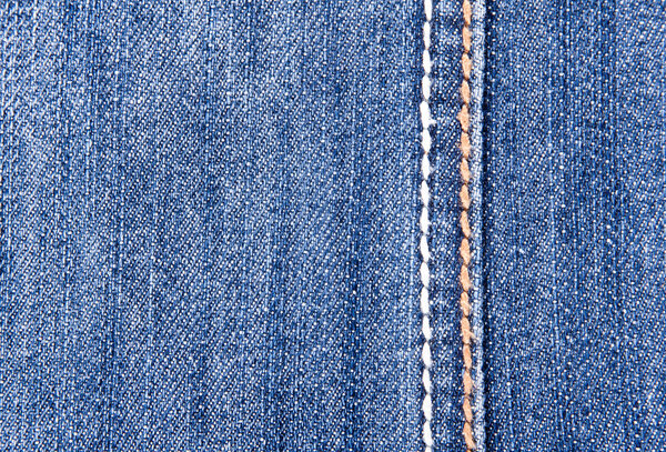 Крупный план синих джинсов на фоне шва
