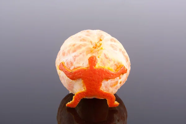 Strong Man Peel Holding Big Mandarin — Stock Photo, Image