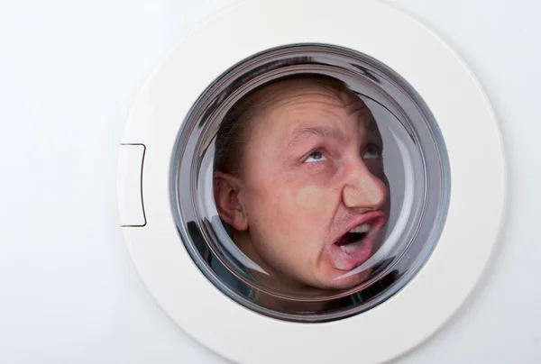Homem bizarro dentro da máquina de lavar roupa — Fotografia de Stock