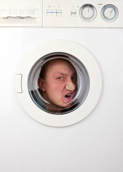 Μεγέθυνση Της Περίεργο Άνθρωπο Μέσα Στο Πλυντήριο Ρούχων — Φωτογραφία Αρχείου
