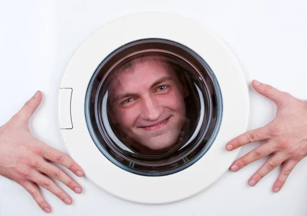 Homme heureux à l'intérieur machine à laver — Photo