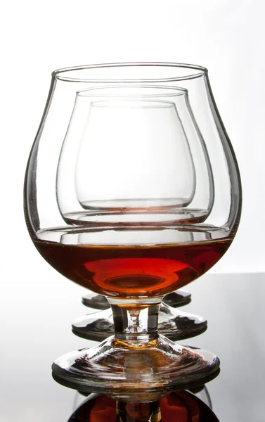 Drei Gläser Cognac Hintereinander — Stockfoto