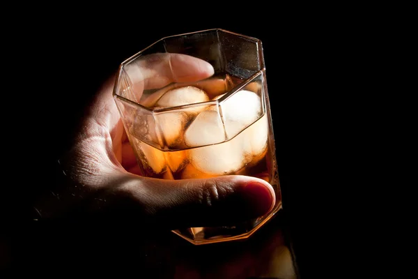 Arany whiskyt a kezében — Stock Fotó