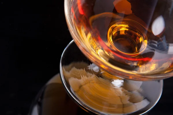 Glas Cognac Spiegel Het Donker — Stockfoto