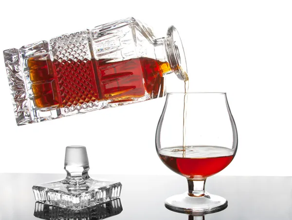 Versare Cognac Dalla Bottiglia Bicchiere — Foto Stock