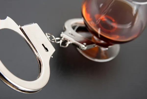 Close Handcuffs Lock Glass Alcohol Background — Stock Photo, Image