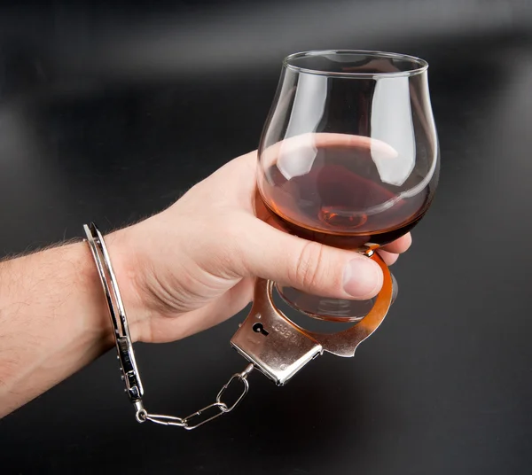 Een Hand Vergrendeld Aan Glas Van Alcohol Door Handboeien — Stockfoto