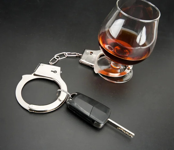 Auto Sleutel Vergrendeld Aan Glas Van Alcohol Door Handboeien — Stockfoto