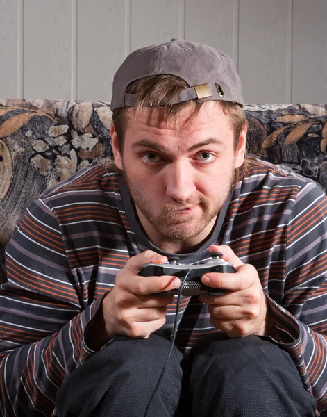 Человек с джойстиком играет в видеоигры — стоковое фото