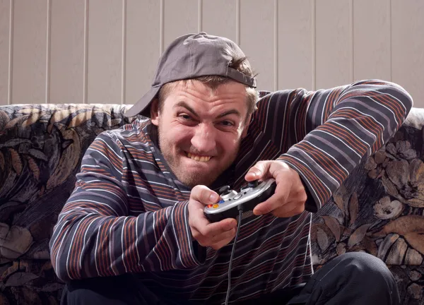 Человек с джойстиком играет в видеоигры — стоковое фото