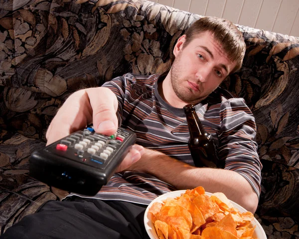 Homem sonolento assistindo TV — Fotografia de Stock