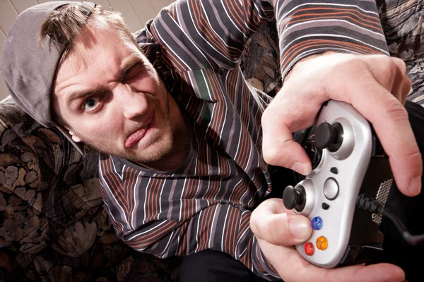 Homme avec joystick jouer à des jeux vidéo — Photo