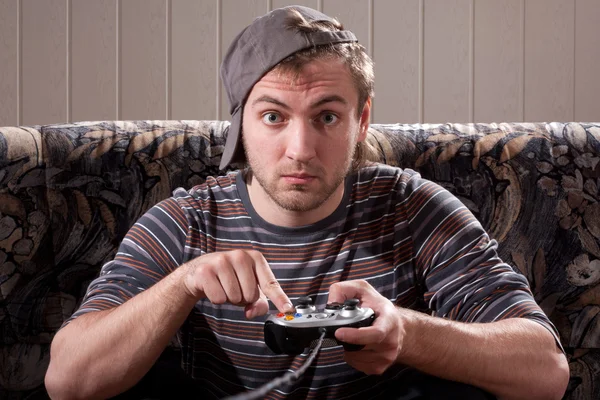 Людина з джойстиком грає у відеоігри — стокове фото