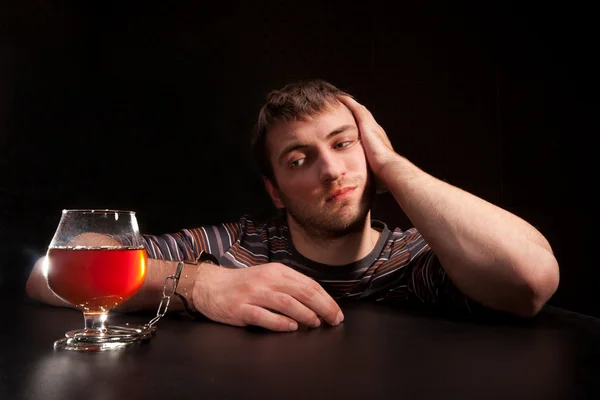Ember zárolva van, a pohár alkohol — Stock Fotó