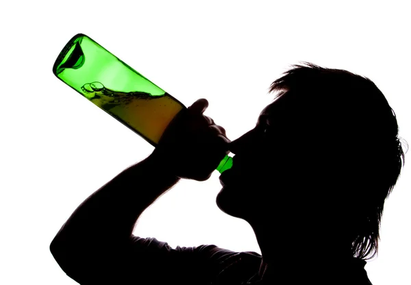 Силуэт человека, пьющего алкоголь — стоковое фото