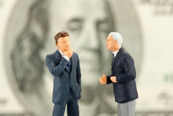 Figurinas de dois homens de negócios em discussão — Fotografia de Stock