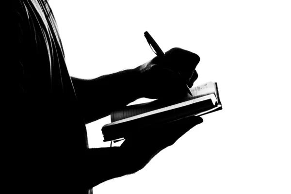 Silhouette eines Mannes, der Geschäftstagebuch schreibt — Stockfoto