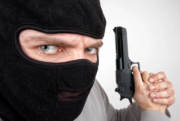 Ernstige gewapende criminele met pistool — Stockfoto