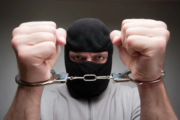 Wütender Verbrecher in Handschellen — Stockfoto