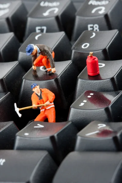 Arbetstagare reparera tangentbord — Stockfoto
