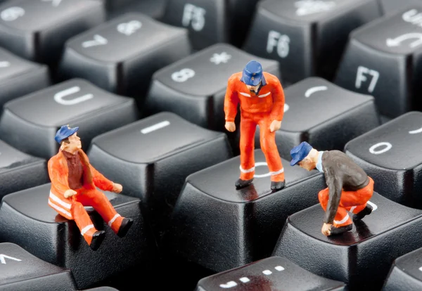 Lavoratori che riparano tastiera — Foto Stock