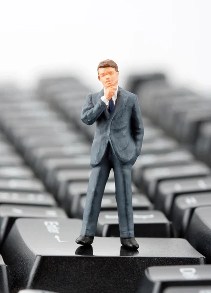 Figurina di uomo d'affari sulla tastiera — Foto Stock