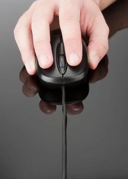 Mano que sostiene el ratón ordenador — Foto de Stock