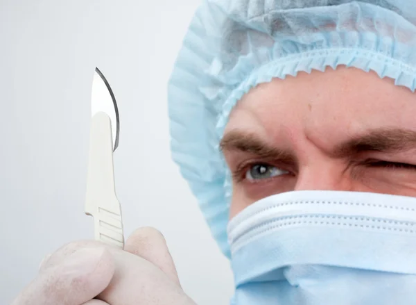 Cirujano serio con cuchillo — Foto de Stock