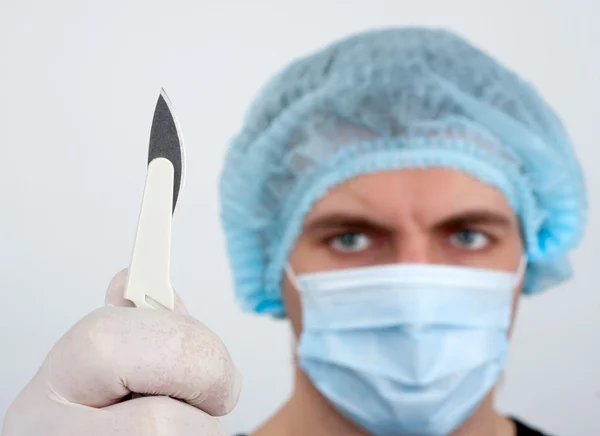 Cirujano serio con cuchillo — Foto de Stock