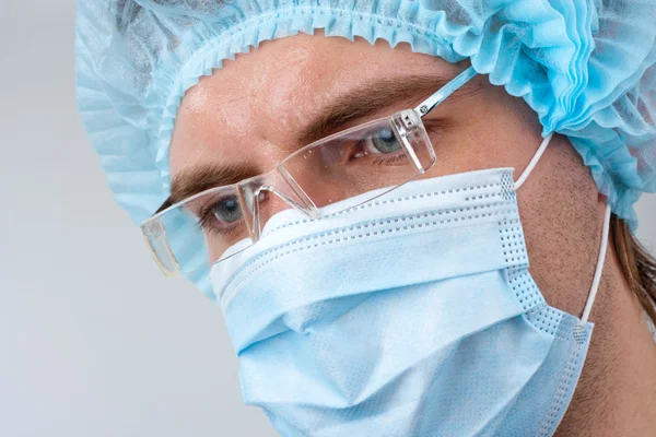 Cirurgião suor em máscara cirúrgica — Fotografia de Stock
