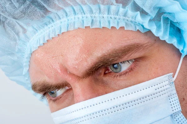 Cirujano del sudor en máscara quirúrgica — Foto de Stock